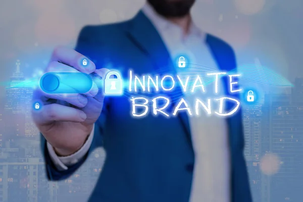 Woord schrijven tekst Innovate Brand. Bedrijfsconcept voor significante innovatie van producten, diensten en meer. — Stockfoto