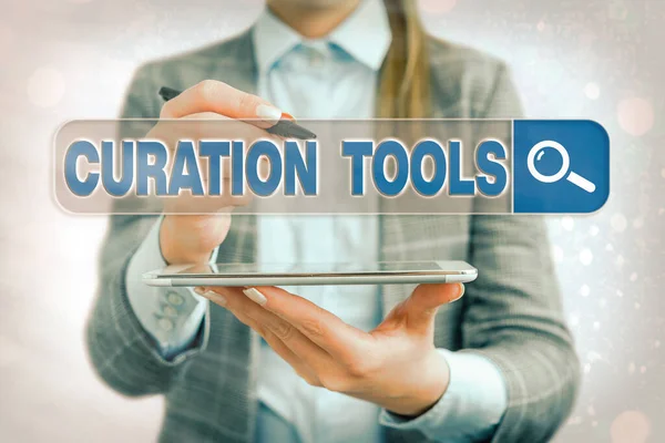 Tekstbord met Curation Tools. Conceptuele foto Software gebruikt bij het verzamelen van informatie die relevant is voor een onderwerp. — Stockfoto