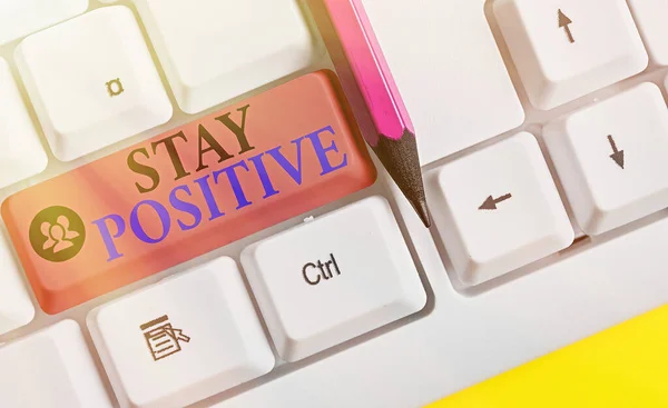 Textzeichen mit Bleiben Sie positiv. Konzeptfoto: Erhebende Gedanken sind optimistisch und real. — Stockfoto