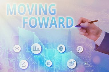 İleriye İlerleme 'yi gösteren bir not yazıyorum. İleriye İlerleme Kaydetmek İçin Bir Nokta Hamlesine Doğru Fotoğraf Gösterimi.