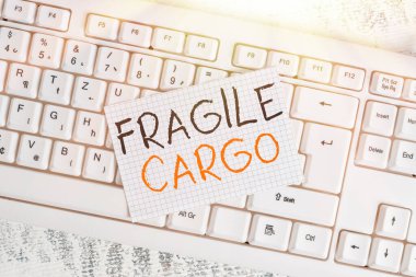 Narin Kargo 'yu gösteren bir not yazıyorum. İş fotoğraflarında Kırılabilir Saplı Bakım Köpüğü Cam Kaplama Zararlı Mallar Klavye ofis malzemeleri dikdörtgen şekilli kağıt hatırlatıcı ahşap.