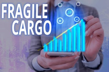 Kelime yazma metni Kırılgan Kargo. Dikkat köpüğü ile Kırılabilir Tutma İş Konsepti Cam Zararlı Ürünler.