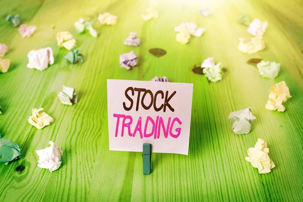 Signe texte indiquant Stock Trading. Photo conceptuelle Achat et vente de titres par voie électronique sur le marché boursier . — Photo