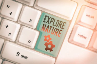 Kelime yazma metni Doğayı Keşfeder. Kırsal bölgeleri keşfetme ve vahşi hayatın tadını çıkarma konsepti.