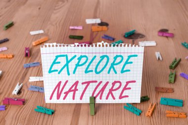 Metin işareti doğayı keşfetmeyi gösteriyor. Kavramsal fotoğraf kırsal bölgeleri keşfediyor vahşi hayatın tadını çıkarıyor..