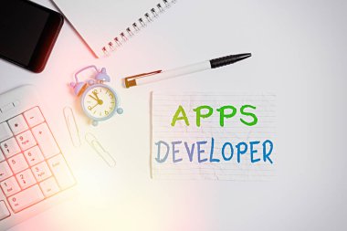 El yazısı metin yazma Uygulama Geliştiricisi. Anlamı Grafik Sanatçısı Yazılım Programcısı ve Analizci Uzmanları Düz bilgisayar cep telefonu saat kalemi üzerinde yatıyordu ve uzay not kağıdını kopyaladı.