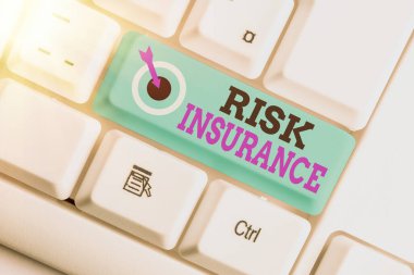 Risk Sigortasını gösteren bir not yazıyorum. İş fotoğrafı gösterimi Yükümlülük sigortasına karşı Kayıp Zararı olasılığı.