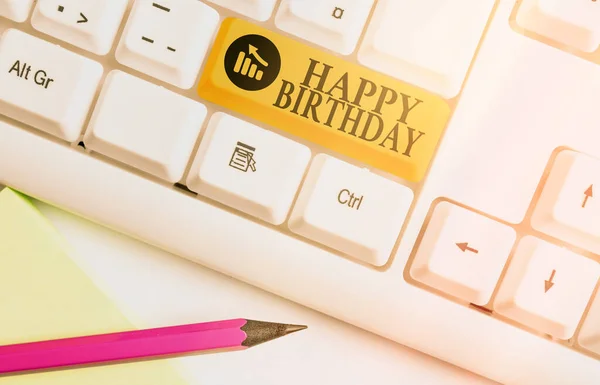 Escritura a mano conceptual que muestra Feliz Cumpleaños. Exposición de fotos de negocios El aniversario del nacimiento de un individuo se celebra con regalos . — Foto de Stock