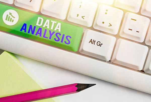 Escribir una nota que muestra el análisis de datos. Foto de negocios mostrando Traducir números a conclusión analítica Pronóstico . — Foto de Stock