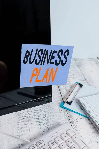 Kelime yazma İş Planı. Yapısal Strateji Hedefleri ve Hedefleri için iş konsepti Klavye ve durağan yakınlarındaki siyah bilgisayar ekranına bantlanmış Finansal Projeksiyonlar Not kağıdı.
