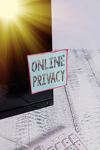 Tekstbord met online privacy. Conceptuele foto Beveiligingsniveau van een individuele gegevens gepubliceerd via het Internet Notation papier vastgebonden aan zwarte computer monitor scherm in de buurt van wit toetsenbord. — Stockfoto