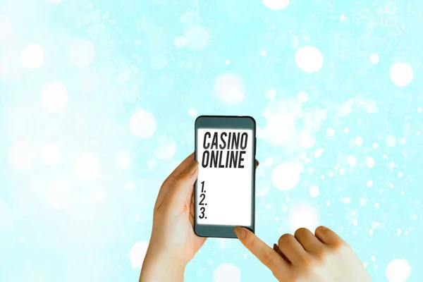 Note d'écriture montrant Casino en ligne. Photo d'affaires mettant en vedette le jeu de poker sur ordinateur pari royal loto enjeux élevés . — Photo