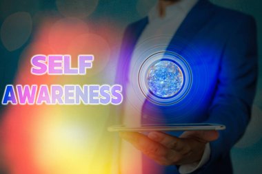 Kişisel Farkındalık 'ı yazan el yazısı. Bir bireyin bilinç durumu ya da bu görüntünün elementlerinin NASA tarafından desteklendiği bir duruma karşı bilinci anlamına geliyor..