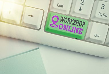 Atölye çevrimiçi metin işareti. Ürünlerin tamir edildiği kavramsal fotoğraf odası veya bina.