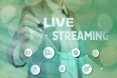 Canlı yayını gösteren bir not yazıyorum. İş fotoğrafı Transmit canlı video yayınını İnternet üzerinden yayınlıyor.