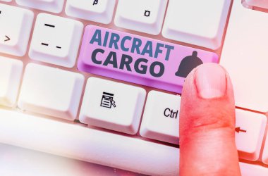 Uçak Kargosunu gösteren kavramsal el yazısı. İş fotoğrafı metni Nakliye Hava Yolları Malzemeleri uçakla taşınıyor.