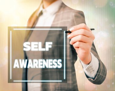 Kişisel farkındalığı gösteren kavramsal el yazısı. İş fotoğrafında bir kişinin bir durum ya da olaya karşı bilincinin açık olduğu görülüyor..