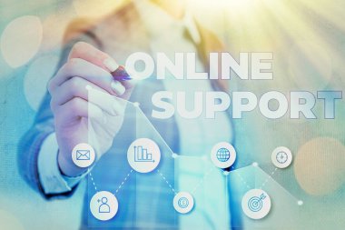 Çevrimiçi Desteği gösteren not yazılıyor. Elektronik etkileşimleri için müşterilere yardım eden iş fotoğrafı gösterimi.