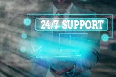 24 ya da 7 Desteği gösteren bir not yazıyorum. İş fotoğrafı gösterimi Tüm gün ve gece servise yardım ediyor Ara yok.