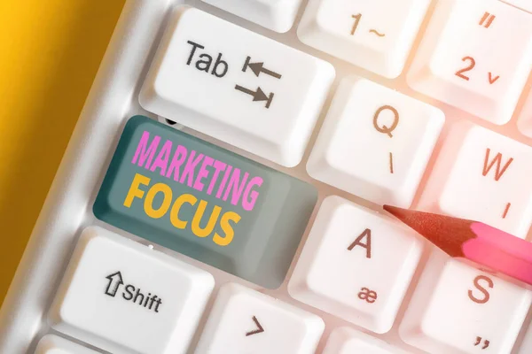 Handschriftliches Textschreiben Marketing Focus. Konzept, das bedeutet, Ihre Kunden und ihre Bedürfnisse mithilfe von Statistiken zu verstehen. — Stockfoto