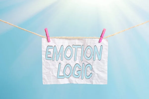 Emotion Logic 이라는 글자를 사용 한다. 개념적 의미 심장 또는 뇌 영혼 또는 정보 융합 균형 Clothesline clothespin 직사각 형 모양 종이 흰 나무 책상을 연상. — 스톡 사진