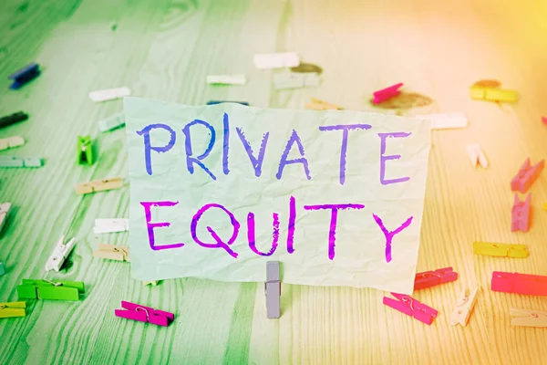 Texte d'écriture Word Private Equity. Concept d'entreprise pour un capital qui n'est pas coté en bourse Investissements . — Photo