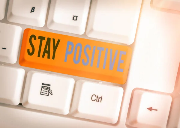 Schrijfbriefje met Blijf positief. Zakelijke foto presentatie Betrokken bij het verhogen van gedachten Optimistisch en echt. — Stockfoto