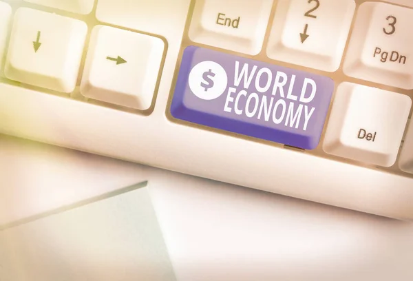 Escribiendo una nota que muestra la economía mundial. Foto comercial que exhibe el intercambio de dinero de los mercados internacionales mundiales globales . —  Fotos de Stock