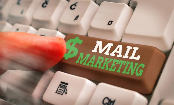 Εννοιολογική γραφή στο χέρι που δείχνει Mail Marketing. Πράξη παρουσίασης επαγγελματικών φωτογραφιών για την αποστολή διαφημιστικών μηνυμάτων. — Φωτογραφία Αρχείου