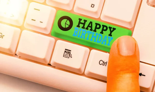 Tekst pisma Happy Birthday. Koncepcja znaczenia Rocznica urodzin osoby obchodzona jest prezentami. — Zdjęcie stockowe