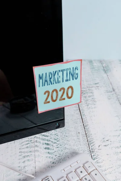 Metin işareti 2020 Pazarlama 'yı gösteriyor. 2020 Yeni Yıl Reklam Notları için kavramsal fotoğraf eğilimleri beyaz klavyenin yanındaki siyah bilgisayar monitörü ekranına bantlanmış. — Stok fotoğraf