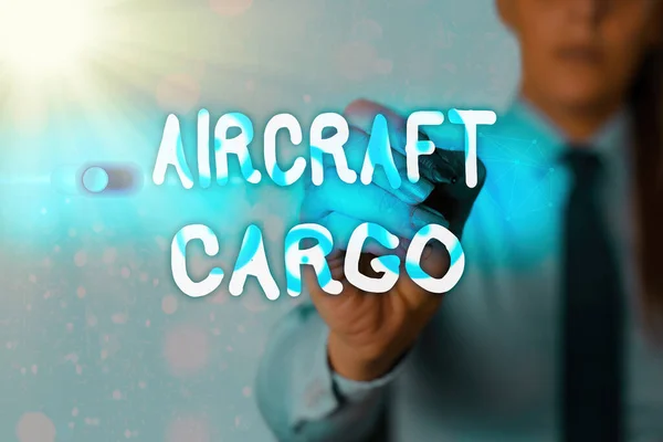Написання нотатки про літакові вантажі. Бізнес фото демонструє товари авіапошти Freight Carrier через літак. — стокове фото