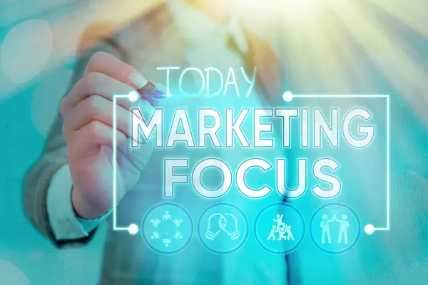 Schreiben Notiz mit Marketing-Fokus. Geschäftsfotos, die das Verständnis für Ihre Kunden und ihre Bedürfnisse anhand von Statistiken zeigen. — Stockfoto