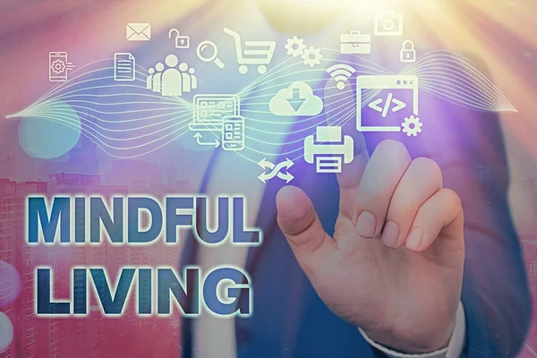 Testo scritto a mano Mindful Living. Concetto che significa Pienamente consapevole e impegnata su qualcosa di consapevole e sensibile . — Foto Stock