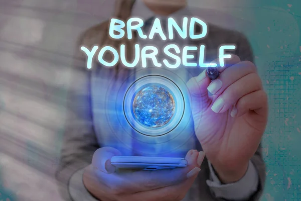 Слово писать текст Brand Yourself. Бизнес-концепция для разработки уникальной профессиональной идентичности Персональный продукт Элементы этого изображения предоставлены НАСА . — стоковое фото
