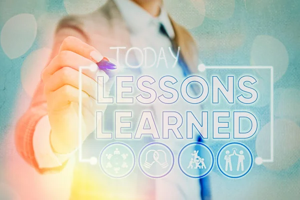 Schreibnotiz mit den Lektionen, die gelernt wurden. Geschäftsfotos mit Informationen spiegeln positive und negative Erfahrungen wider. — Stockfoto