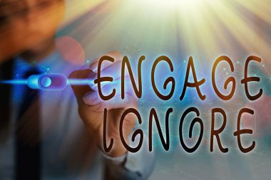 Yoksaymayı Bağla 'yı gösteren not yazılıyor. İş fotoğraflarında Sessiz Tedavi Yönlendirici Cezalandırma Somurtmadan kaçınma.