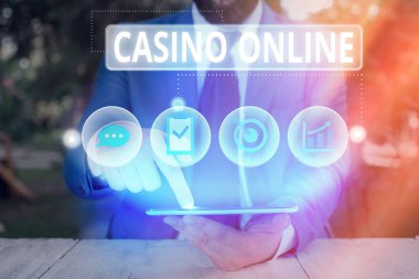 Casino Online 'ı gösteren kavramsal el yazısı. İş fotoğrafı metni Bilgisayar Poker Oyunları Royal Bet Lotto Yüksek Bahisleri.
