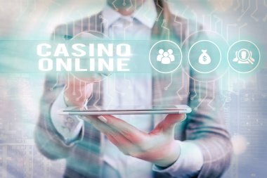Casino Online'ı gösteren metin işareti. Kavramsal fotoğraf Bilgisayar Poker Oyunu Gamble Royal Bet Lotto High Stakes.
