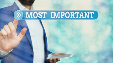 En Önemli 'yi gösteren metin işareti. Kavramsal fotoğraf En büyük ya da en yüksek dereceli miktar ya da benzeri anlamlı.