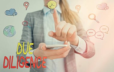 Due Diligence 'ı gösteren bir not yazıyorum. Kapsamlı Değerlendirme Gönüllü Soruşturma Denetleme İş Fotoğrafı.