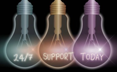 24 ya da 7 Desteği gösteren bir not yazıyorum. İş fotoğrafı gösterimi Tüm gün ve gece servise yardım ediyor Ara yok.