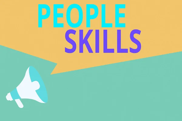 Conceptueel handschrift met People Skills. Zakelijke foto presentatie Get Along well Effectieve communicatie Rapport Benaderbare Megafoon Luidspreker Versterken Geometrische vorm Speech Bubble. — Stockfoto