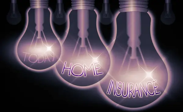 概念手写体显示家庭保险。商业照片文字覆盖松动和损坏以及房子内的事故. — 图库照片