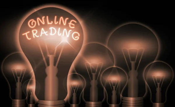 Online Trading 'in el yazısı metni. Bir aracılık internet platformu üzerinden mal alım ve satım kavramı. — Stok fotoğraf