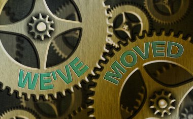 Taşındığımızı gösteren bir not yazıyorum. Güçlü duygular üzüntü veya sempati sahip Vitrine İş fotoğraf söyledi ya da yaptı.