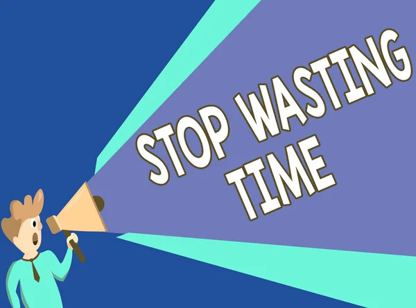 ［Stop Wasting Time］を示すテキスト記号。個人やグループのスタート計画をアドバイスし、賢明にそれを使用する概念的な写真男は、拡張ボリュームピッチパワーと携帯電話を保持話して立ちます. — ストック写真