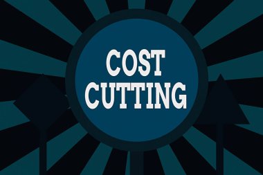 Metin işareti Cost Cutting 'i gösteriyor. Giderlerin azaltılması ve kârın artırılması için uygulanan kavramsal fotoğraf ölçüleri. Üç boş yol işareti. Bir açık ve iki karanlık sokak imzası..