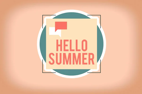 Scrivere una nota che mostra Hello Summer. Business photo showcase Accogliente la stagione più calda dell'anno viene dopo la primavera Due Discorso bolla sovrapposizione su forma quadrata sopra un cerchio . — Foto Stock
