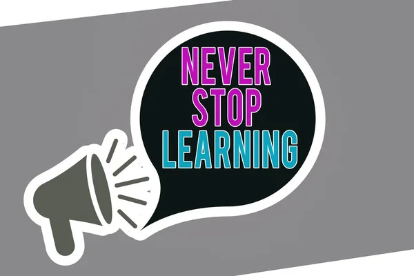 Znak tekstowy pokazujący "Never Stop Learning". Koncepcyjne zdjęcie na bieżąco studiować zdobywanie nowej wiedzy lub materiałów Megafon z ikoną Głośność i puste bańki mowy w stylu naklejki. — Zdjęcie stockowe